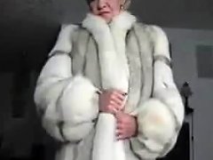 Cougar In A Fur Coat Gets Jizzed